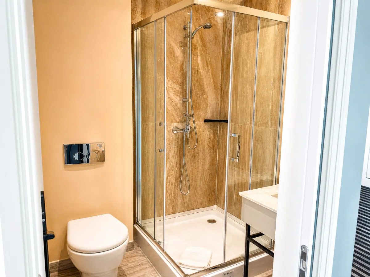 Bagno con box doccia in vetro a Vila Siago, Cluj-Napoca