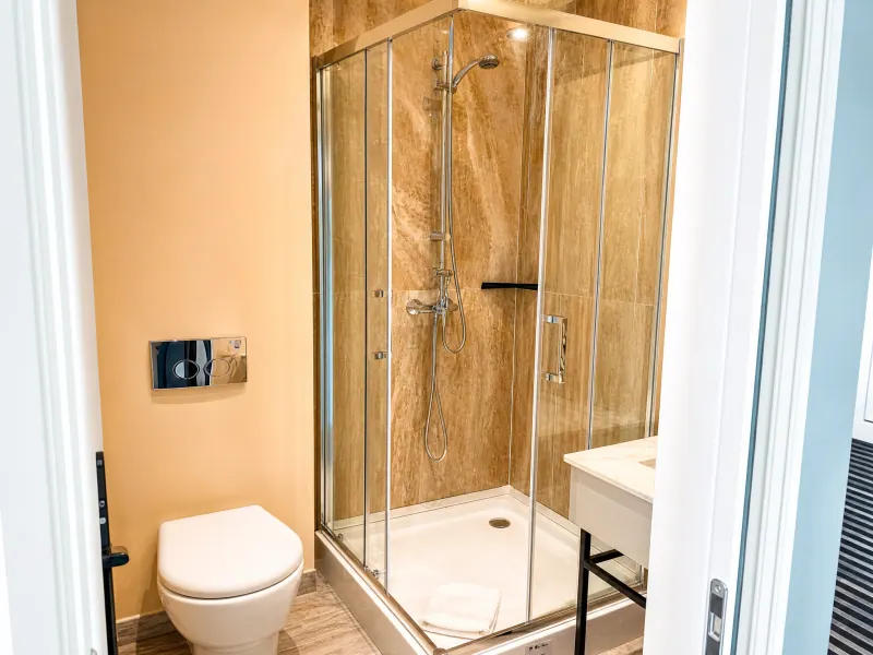 Bagno con box doccia in vetro a Vila Siago, Cluj-Napoca