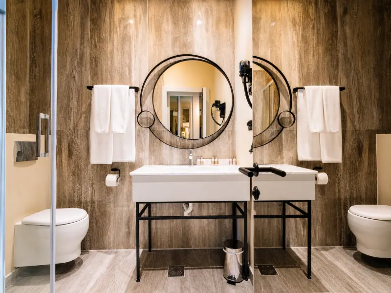 Bagno con lavabo e specchio rotondo in una camera di Vila Siago, Cluj-Napoca