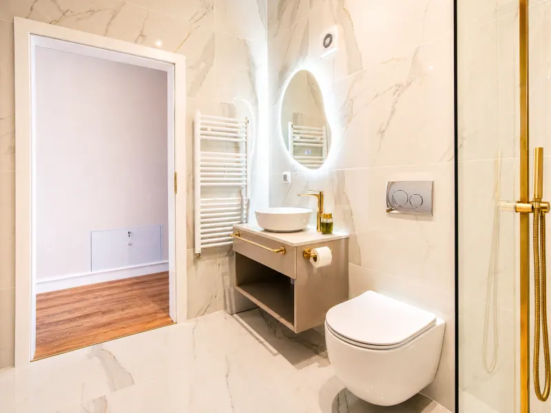 Baie cu marmură și duș walk-in în Siago Apartments, Cluj-Napoca