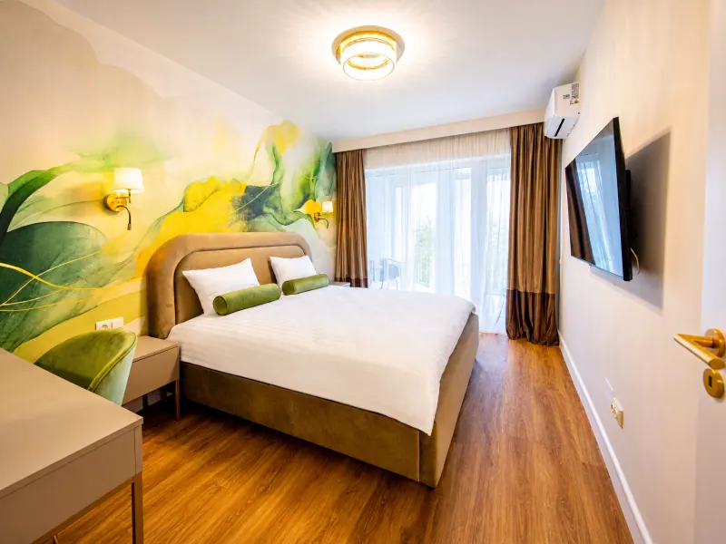 Dormitor luminos cu ieșire la balcon în Siago Apartments, Cluj-Napoca