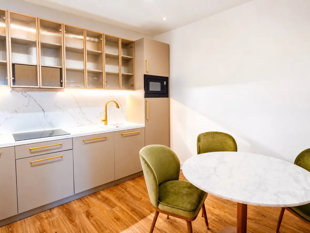 Bucătărie complet utilată cu masă rotundă în Siago Apartments, Cluj-Napoca