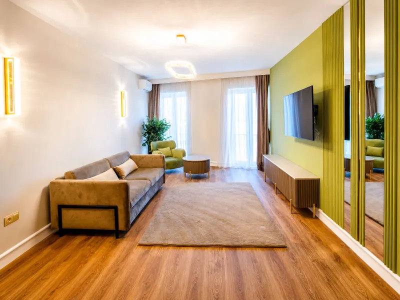 Geräumiges Wohnzimmer mit Sofa und Fernseher in den Siago Apartments, Zentrum von Cluj