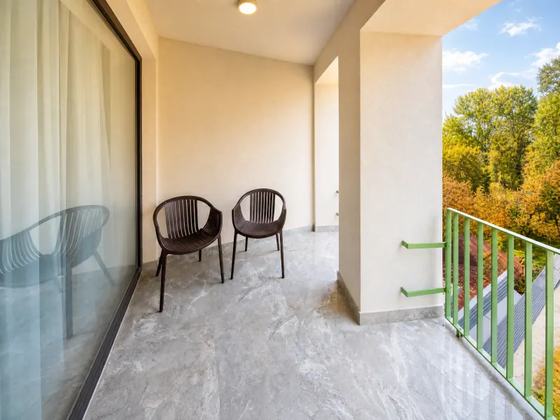 Balcon privat cu două scaune la Siago Apartments, Cluj-Napoca