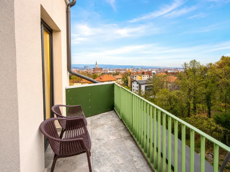 Balcon cu scaune și vedere panoramică spre Cluj-Napoca la Siago Apartments
