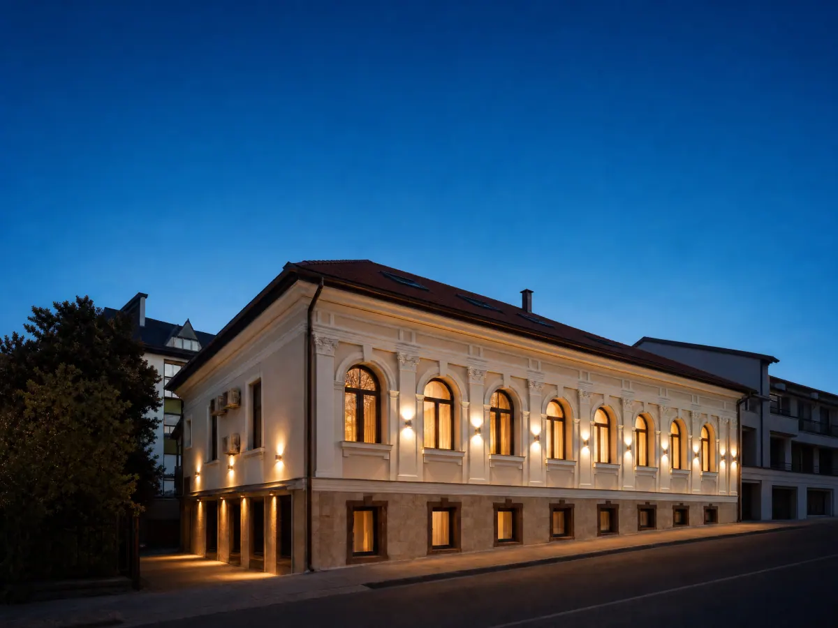 Abends beleuchtete Fassade der Vila Siago, Villa aus der Zwischenkriegszeit in der Str. Republicii 33, Cluj-Napoca
