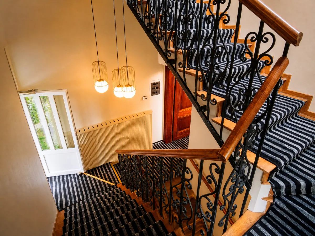 Scala interna con ringhiera in ferro battuto a Vila Siago, Cluj-Napoca