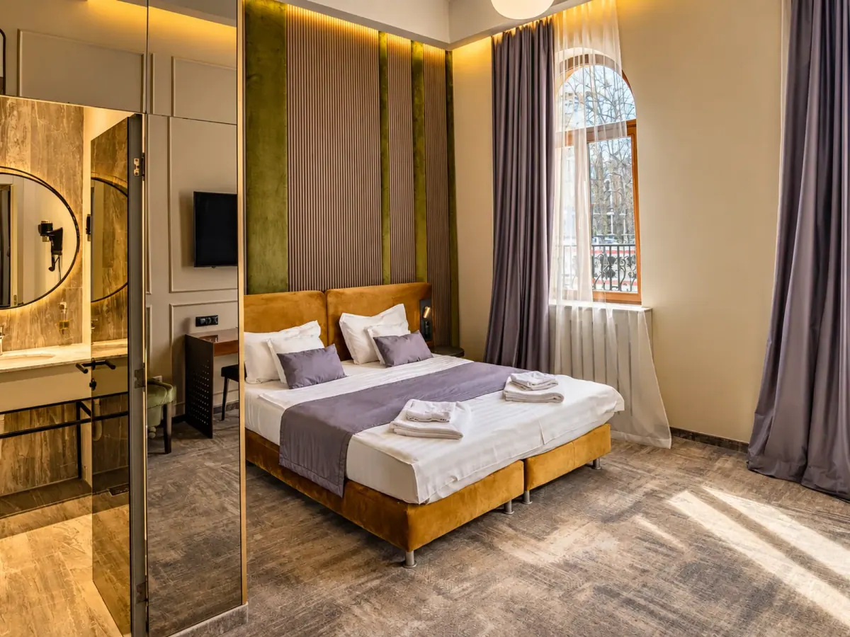 Camera doppia superior con finestra ad arco e letto matrimoniale a Vila Siago, Cluj-Napoca